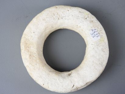 SALOMON ISLANDS: Coin bracelet in shell tridacna...