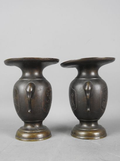 JAPON.
Paire de vases en bronze, les anses...