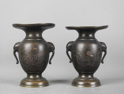 JAPON.
Paire de vases en bronze, les anses...