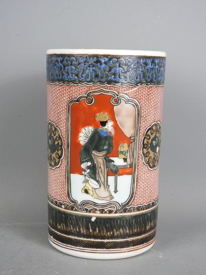 CHINE : Vase rouleau en porcelaine à décor...