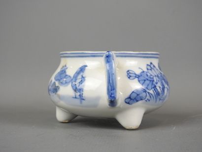 JAPON : Brûle parfum tripode en porcelaine...