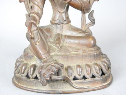 TIBET : Statue de Tara en bronze à patine...