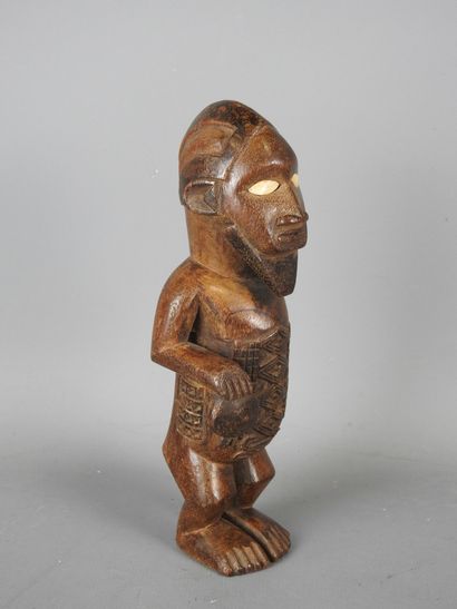 BEMBE, RDC
Bois, patine brune
Statue représentant...
