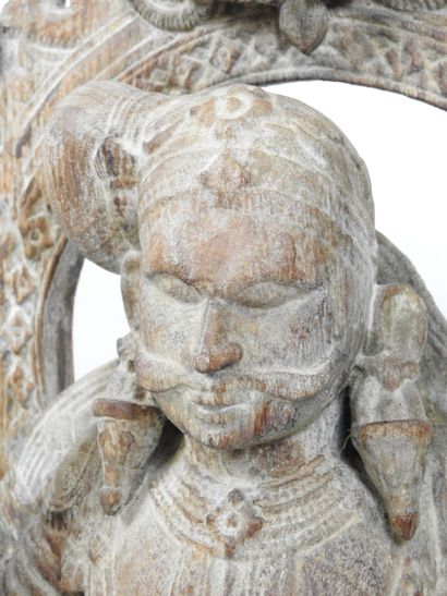 INDE : Bas relief en bois sculpté d'une divinité....