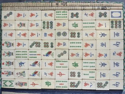 CHINE. Jeu de mahjong ancien dans sa boite...