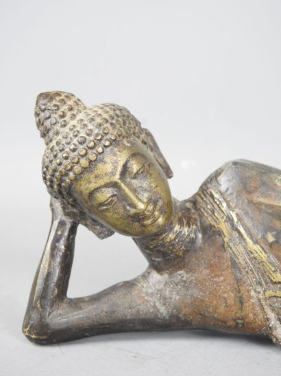 TIBET : Bouddha allongé en bronze à patine...