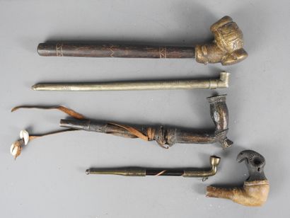Four antique pipes 
and a pipe bowl, AFRICA-ASIA.
Silver-plated...