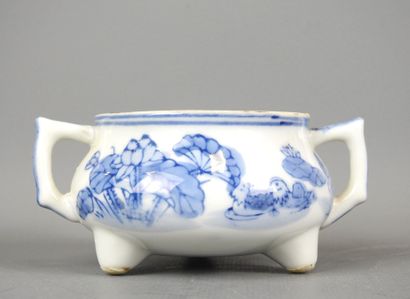 JAPON : Brûle parfum tripode en porcelaine...