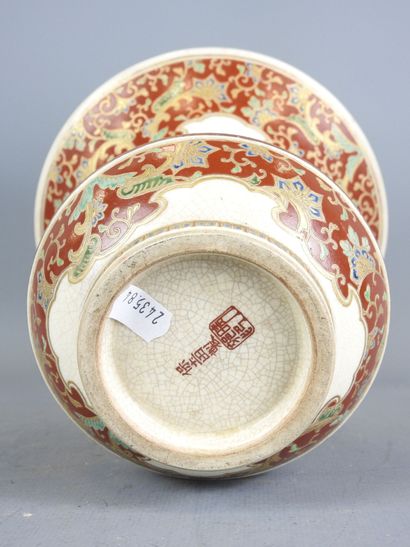 JAPON : Vase en faïence à décor Satsuma....