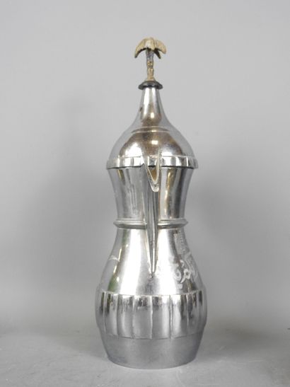 ORIENT : Théière en métal argenté portant...
