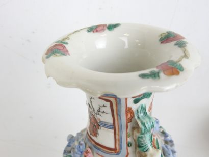 CHINA: A baluster-shaped porcelain vase decorated...