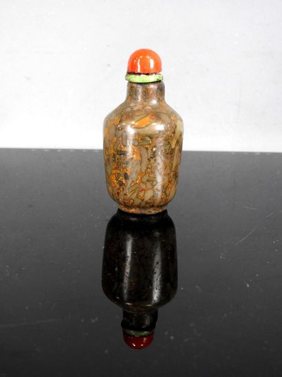 CHINA - 19th century
Grey puddingstone snuff...