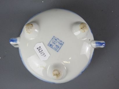 JAPON : Brûle parfum tripode en porcelaine...