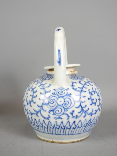 CHINE : Deux théières et un pot cylindrique...