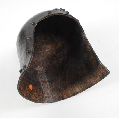 CHINE. Casque fantaisie en fer patiné à sommet...