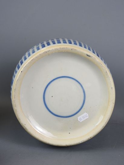 CHINE : Large verseuse en porcelaine à décor...