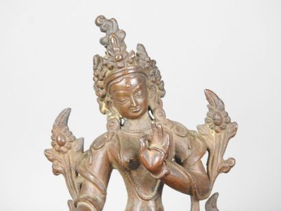 TIBET : Statue de Tara en bronze à patine...