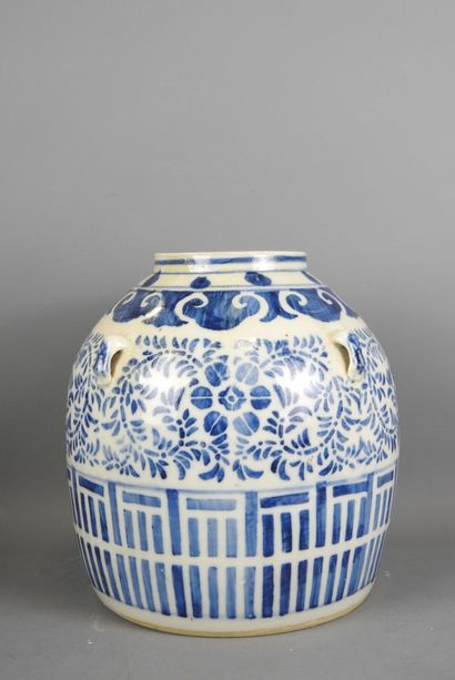 CHINE : Large verseuse en porcelaine à décor...