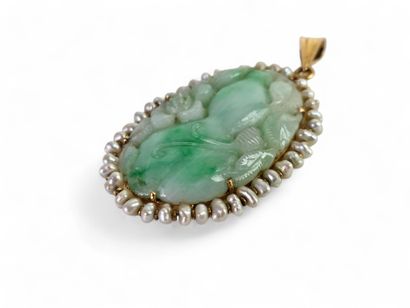 CHINA, 20th century.
Oval pendant centered...