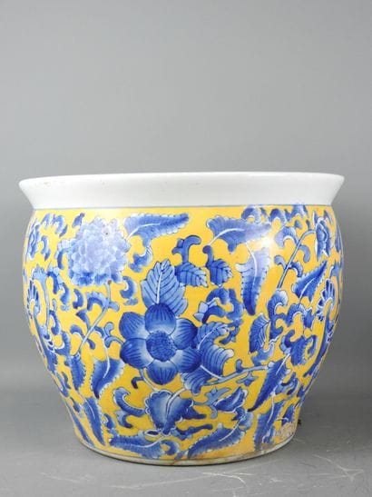 CHINE : Grand cache-pot en porcelaine à décor...