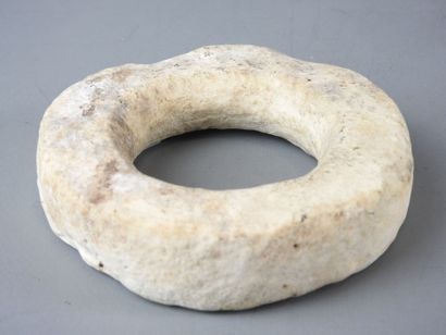 SALOMON ISLANDS: Coin bracelet in shell tridacna...