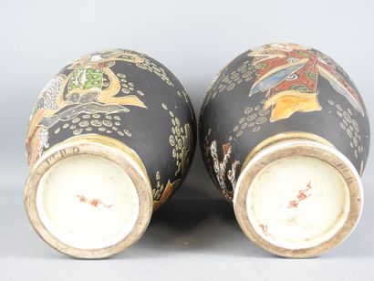 JAPON.
Paire de vases de forme balustre en...