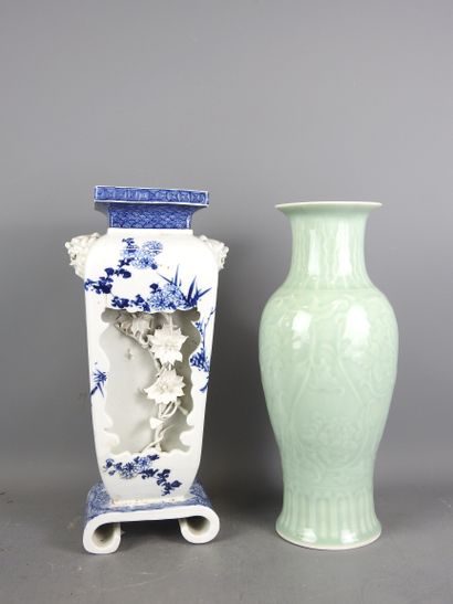 CHINE : Vase balustre en porcelaine céladon...