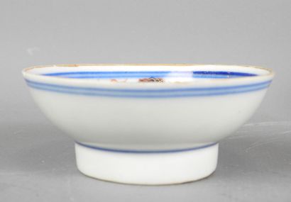 CHINA: Porcelain sorbet decorated with polychrome...