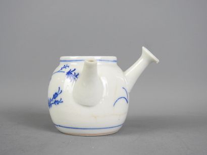 CHINE : Deux théières et un pot cylindrique...