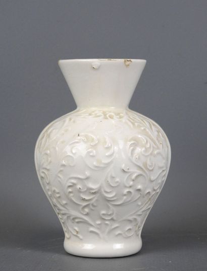 CHINE : Vase en porcelaine émaillée blanche...