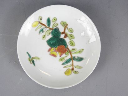 CHINE : Trois coupelles circulaires en porcelaine...
