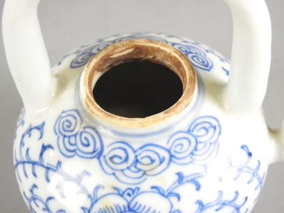 CHINE : Deux théières et un pot cylindrique...