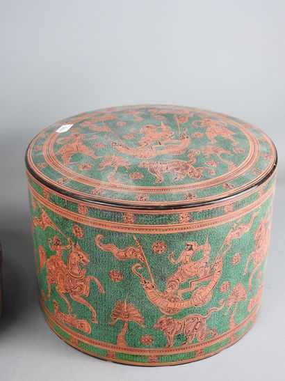 BIRMANIA: Lacquered bamboo betel box decorated...