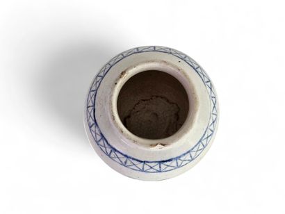 CHINA, 19th century.
Blue-white porcelain...