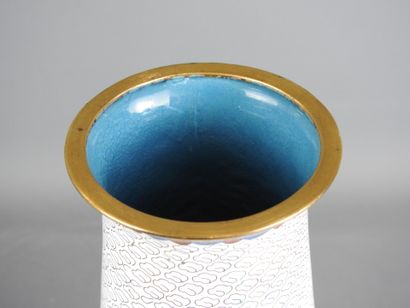 JAPON : Vase en émaux cloisonnés à décor...
