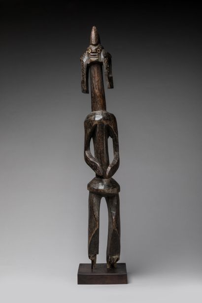MUMUYE, Nigéria.
Bois dur, patine brun-foncé.
Grande...