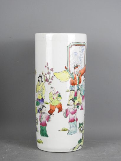 CHINE : Vase rouleau en porcelaine à décor...
