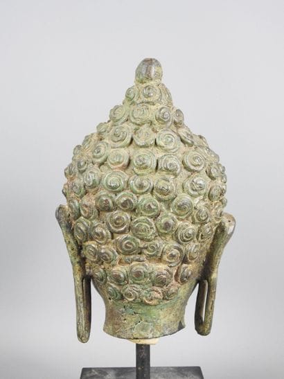 THAILANDE : Tête de bouddha en bronze à patine...