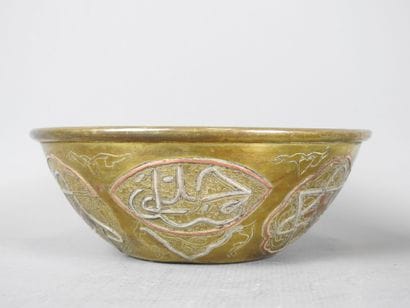 ORIENT : Théière en métal argenté portant...