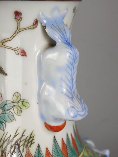 CHINE : Vase balustre en porcelaine à décor...