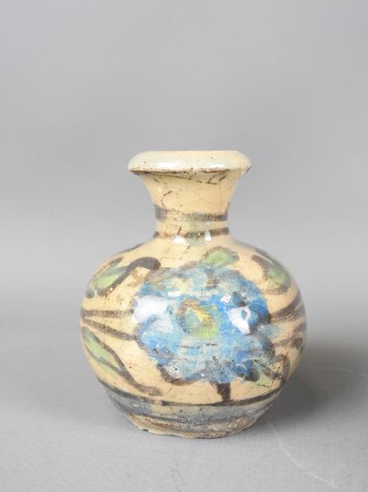 PERSE : Une assiette et un petit vase balustre....