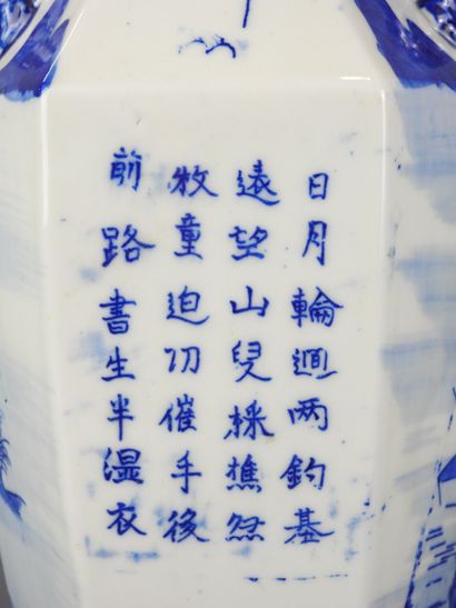 CHINE : Vase en porcelaine blanc bleu de...