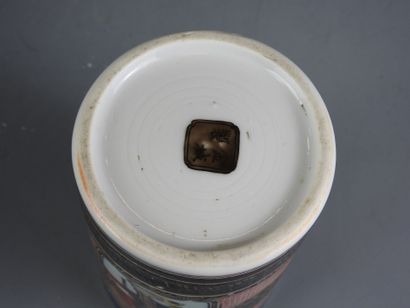 CHINE : Vase rouleau en porcelaine à décor...
