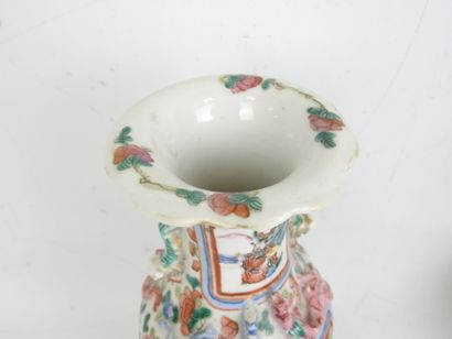 CHINA: A baluster-shaped porcelain vase decorated...