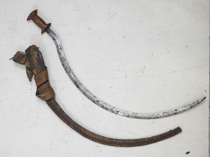 TCHAD. Sabre à lame courbe, poignée de bois...