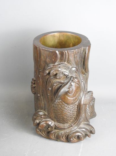CHINE : Vase en bronze à patine brune à décor...