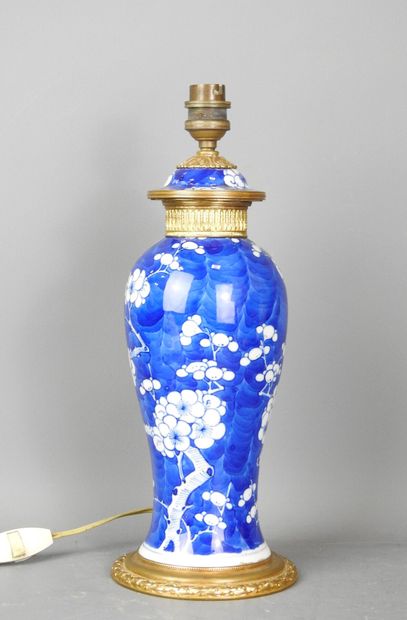 CHINA: Blue-white porcelain covered vase...