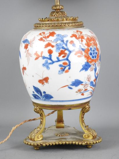 JAPON : Lampe en porcelaine à décor Imari,...