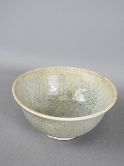 CHINA: Bowl on heel in celadon cracked porcelain...