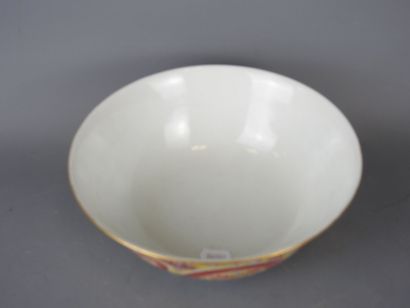 CHINA: Porcelain bowl with polychrome enamel...